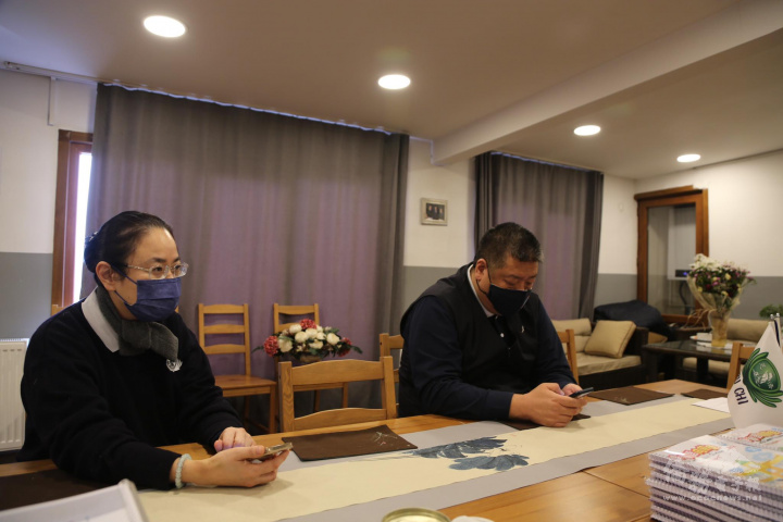 周如意(左)對前置工作逐項解釋；胡光中(右)提出建議