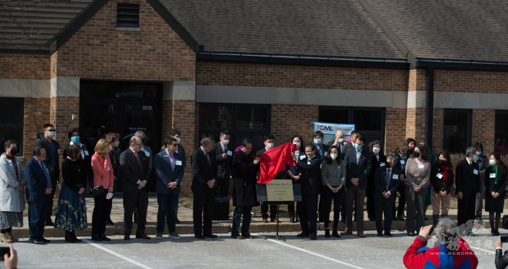 駐芝加哥辦事處處長姜森與臺灣華語文中心主任郭權賢共同為安娜堡臺灣華語文中心揭牌