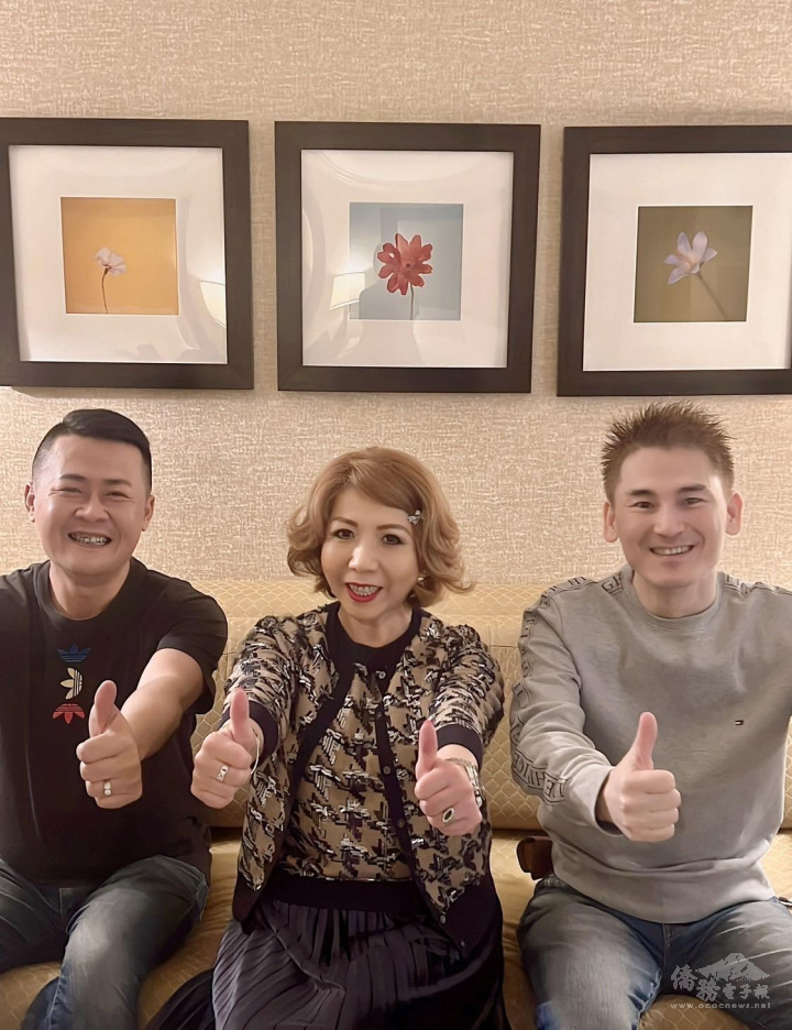 簡孟甄(中)與劉士強(右)、張玉龍(左)合影