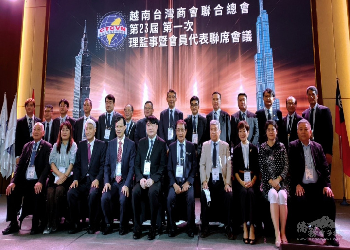 石瑞琦(前排左3)、陳維海(左4)、簡智明(左5)及總會成員合影