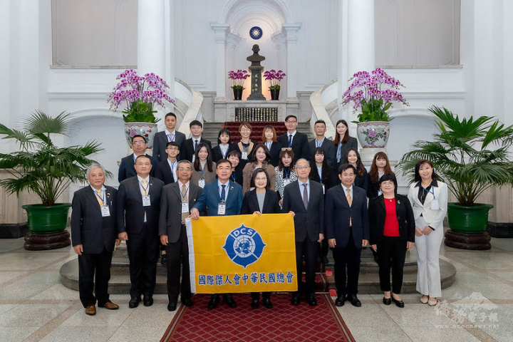 蔡英文總統頒發十大傑出青年領袖合影