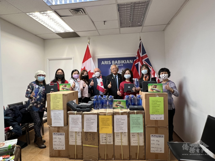 省議員白必勤（Aris Babikian）(左五) 與僑務委員林美玲 (左四)、僑務諮詢委員邢增輝(右四) 、世華婦女協會多倫多分會會長林桂珠(右三)、副會長林麗娟(左二)及多倫多文教中心副主任徐沛宸(左三)等人在所捐贈物資前合照