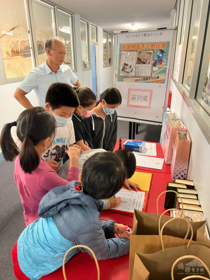 參賽同學慎重地報到簽名