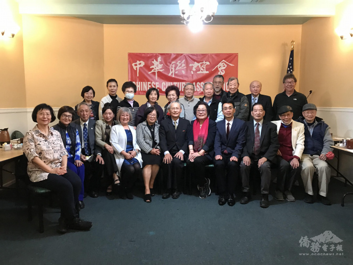 處長賴銘琪（右6）、主任蘇上傑（右4）與出席僑領合影