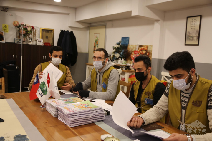 其他志工們聆聽解釋後逐一討論