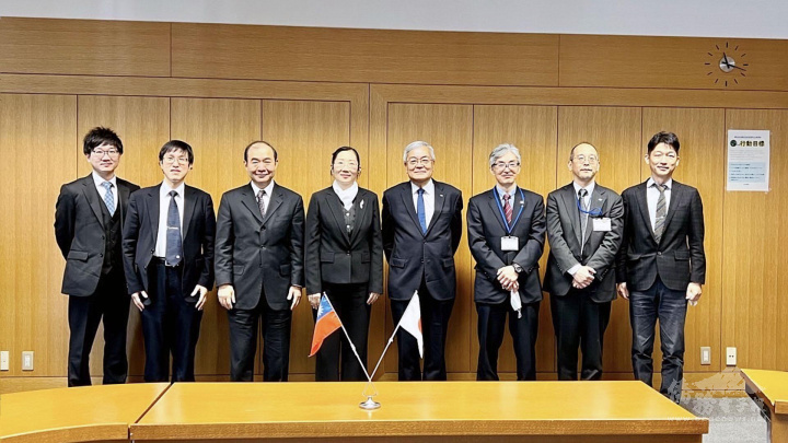 鄒幼涵顧問(左4)、陳銘俊處長(左3)、林春壽組長(左2)與松永守央理事長(右4)、鮎川典明專務(右3)、本島直樹事務局長(右2)等人合影