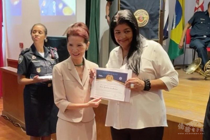 支黃秀莉頒發奬狀給局長Elza