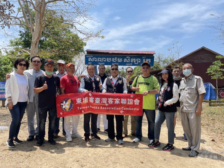 柬埔寨臺灣客家聯誼會一行人合影