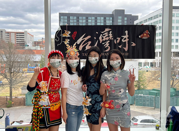左起為會長林曉曼、諮詢委員張淑卿、謝宜蓁、謝蕎安