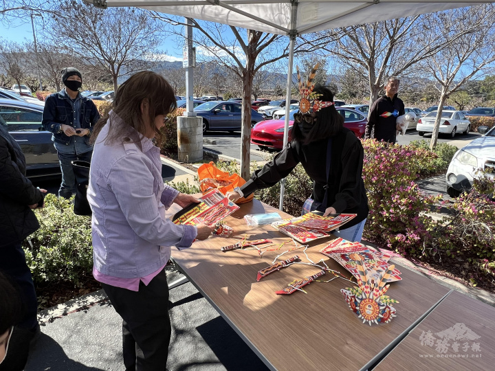 DIY「原住民頭飾」、「原住民獵刀」大家都喜歡