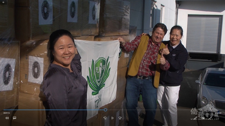 左為僑胞謝佳憓，中為Peter Nakov，右為志工黃寶蓮