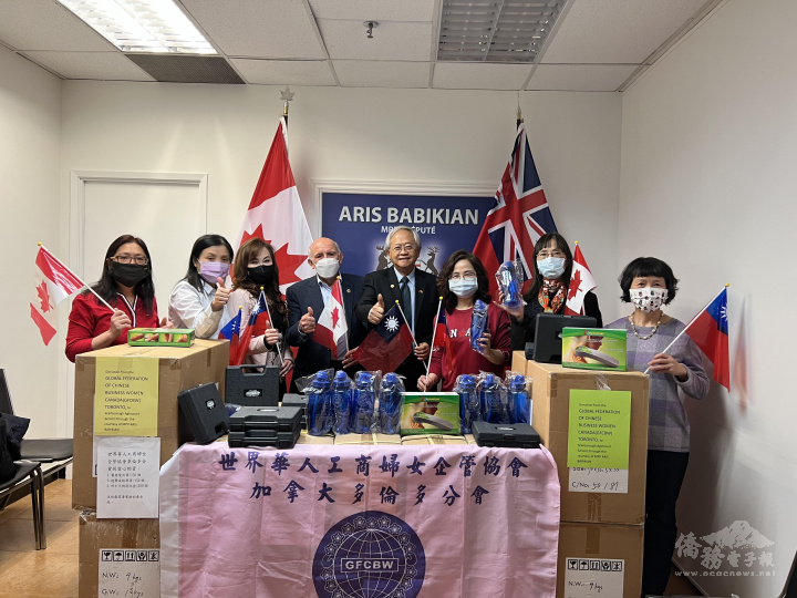 省議員白必勤（Aris Babikian）(左四) 與僑務委員林美玲 (左三)、僑務諮詢委員邢增輝(右四) 、世華婦女協會多倫多分會會長林桂珠(右三)、副會長林麗娟(左一)及多倫多僑教中心副主任徐沛宸(左二)等人在白必勤辦公室於捐贈後合照