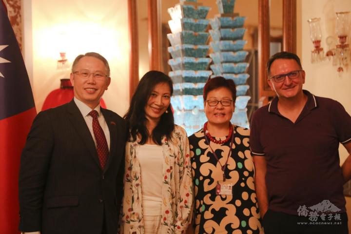 左一:大使黃志揚，左二:大使夫人；右二: 馮芷玲女士，右一: 夫婿 KAZIM BUYUKGUCLU BEY