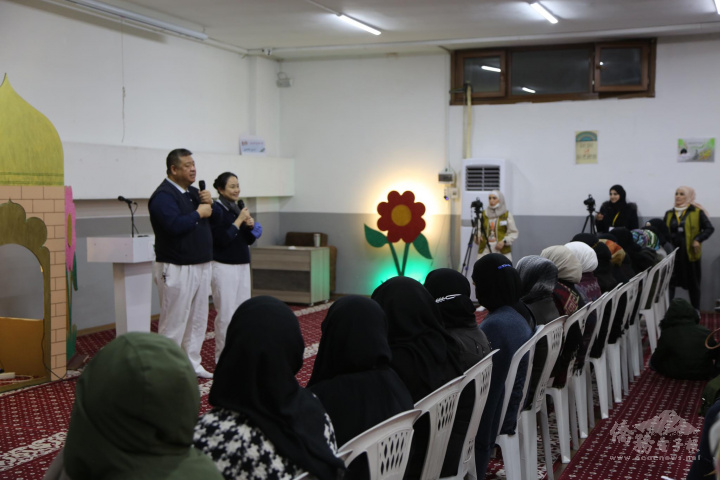 慈濟志工周如意(左)和胡光中(右)分享心得