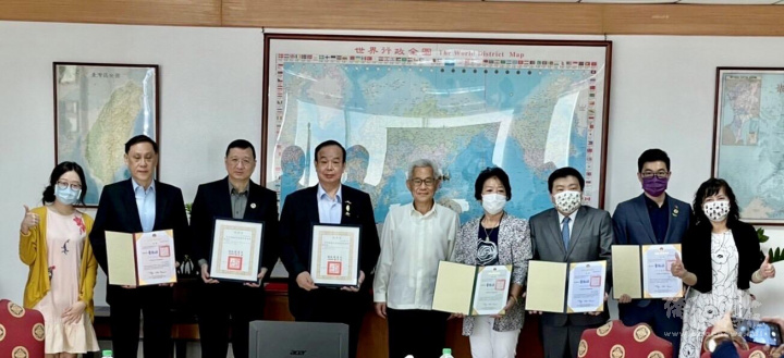 大使徐佩勇及主任王映陽、副主任劉桂瑛與6位出席僑務榮譽職人員代表合影