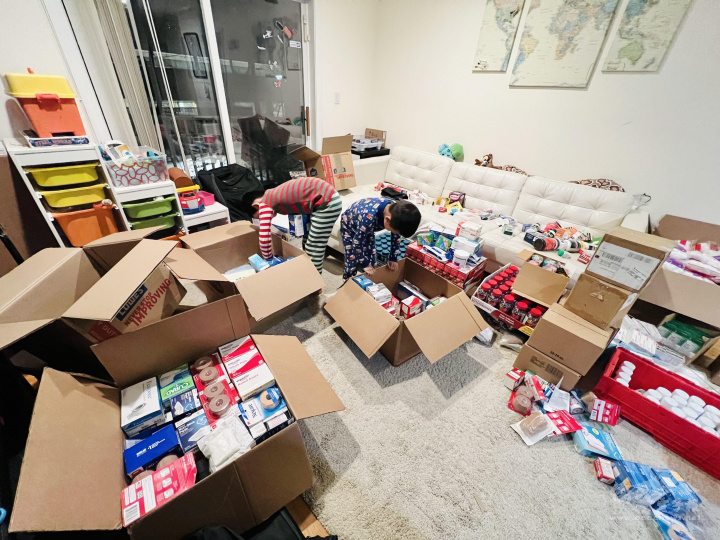 小朋友自發性地幫忙整理各項捐贈物資 (照片提供：汪雅雲)