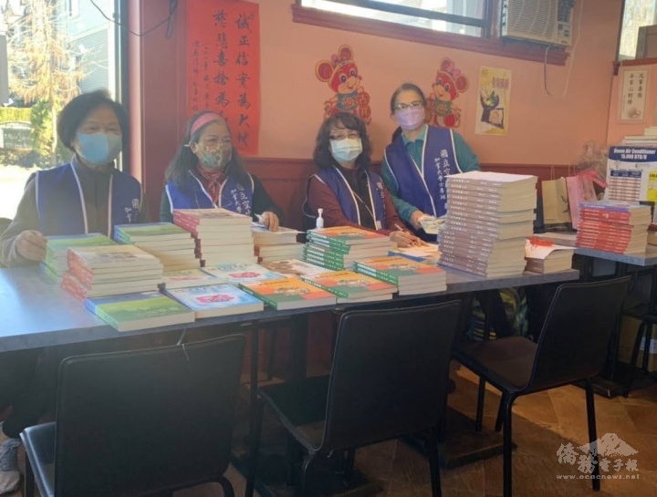 空大加拿大服務處開學註冊，學員領取教科書