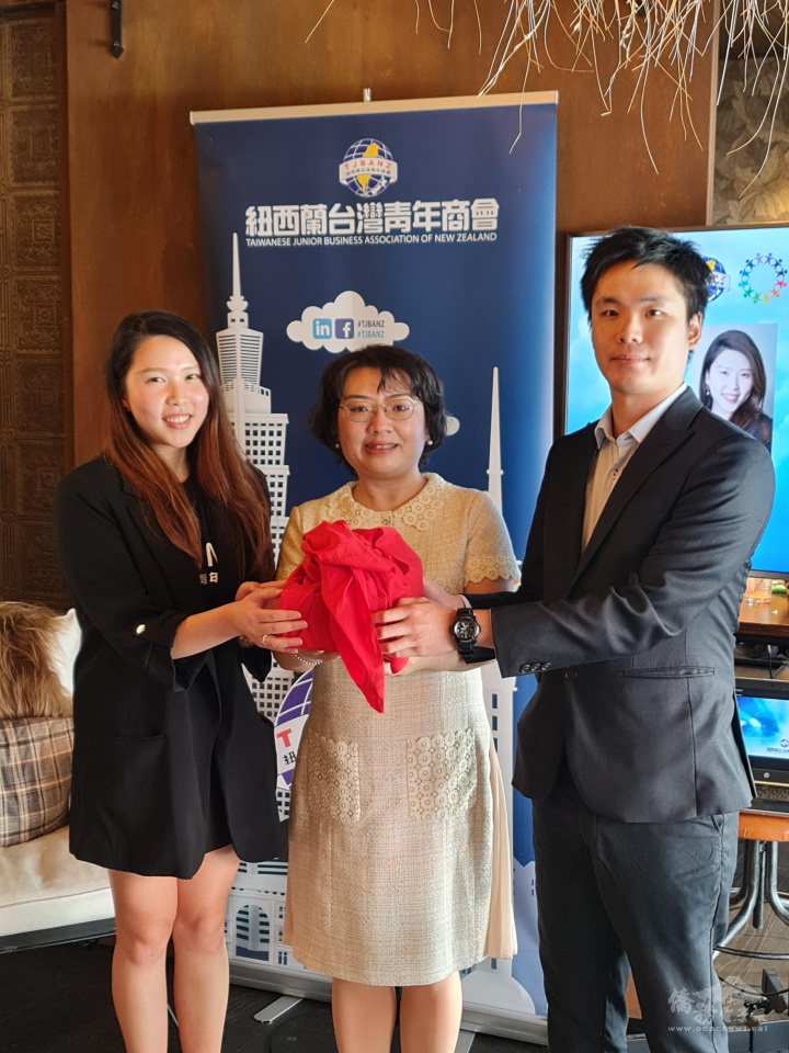 青商會長交接典禮由處長陳詠韶監交印信