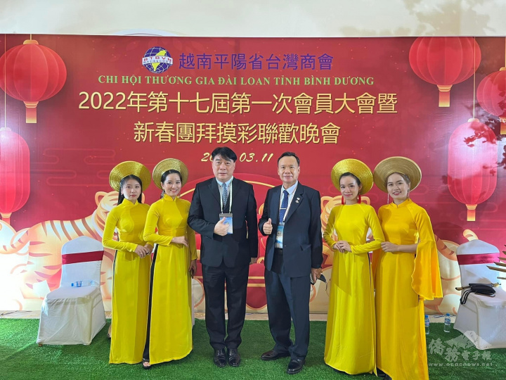 越南平陽臺灣商會會長張慶煌（右）與越南臺灣商會聯合總會總會長簡智明合影