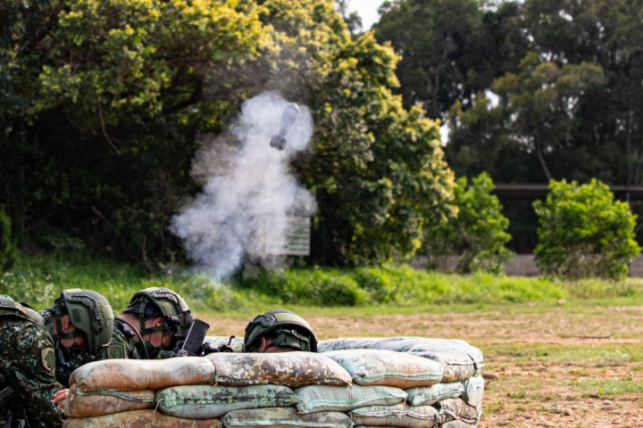 陸軍步兵104旅「新制14天教育召集訓練」，召員實施60迫砲訓練模擬彈射擊。