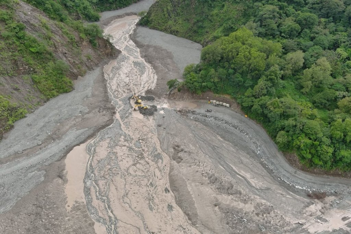 明霸克露橋附近的水文變化劇烈，110年8月又一場豪雨，誘發玉穗溪上游邊坡大規模滑動，海嘯式土石流宛如「大魔王」，沖毀明霸克露橋，導致當時復興以上3個部落聯外道路中斷。（公路總局甲仙工務段提供）