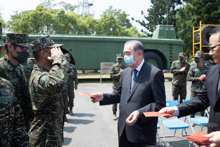 李理事長特別慰問陸戰隊參加高雄氣爆救災官兵。
