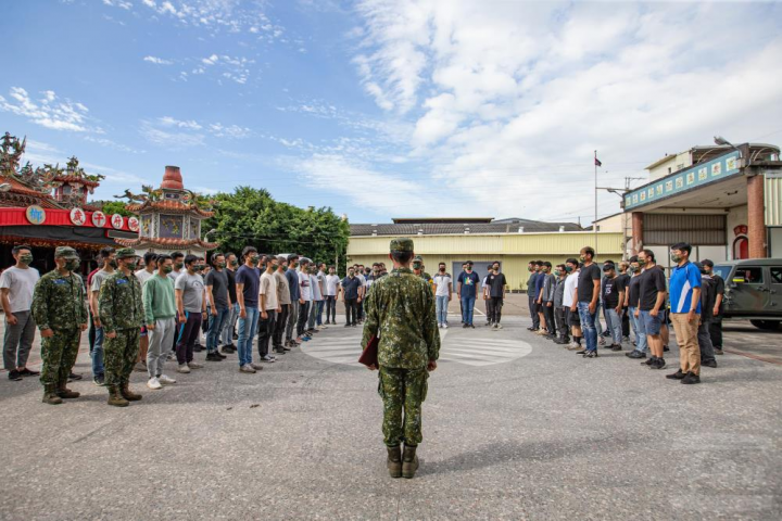 陸軍步兵104旅「新制14天教育召集訓練」由各連連長下達解召令
