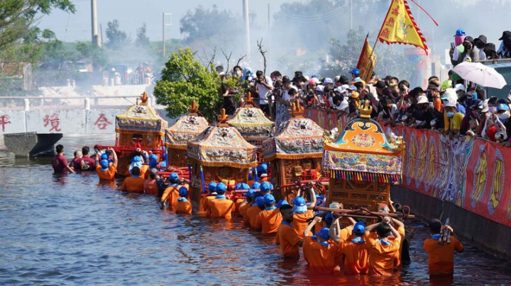 嘉義縣布袋鎮新塭嘉應廟百年傳統民俗「衝水路、迎客王」活動，27日在新塭王船碼頭登場，因COVID-19（2019冠狀病毒疾病）疫情規模較往年縮小，無外來神轎參與。