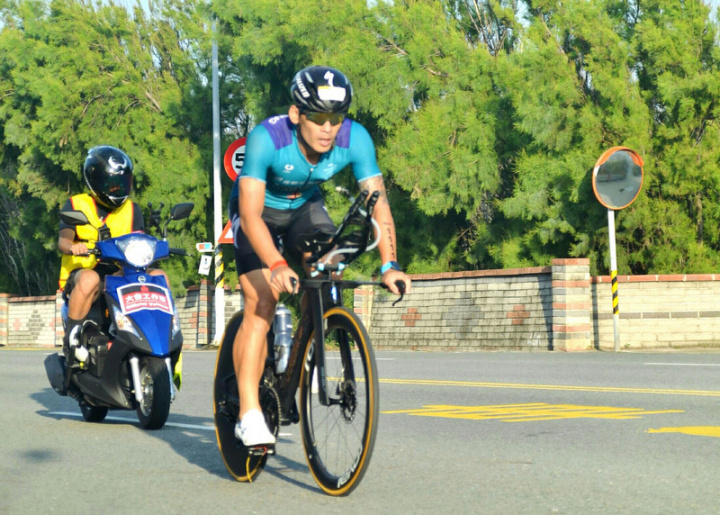 2022 IRONMAN Taiwan澎湖國際鐵人三項賽10日清晨登場，國內外近500名選手參賽，選手謝昇諺（前）目前在游泳與自行車2項暫時領先。