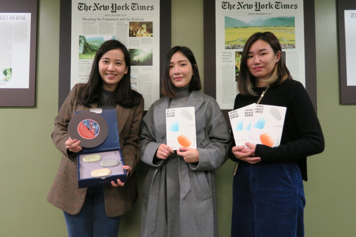 台北流行音樂中心發言人徐有潔（中）與公關人員黃郁雯（左）、陳識安（右）肩負國際宣傳任務，5日在駐紐約台北文化中心分享北流資訊及展覽期許。