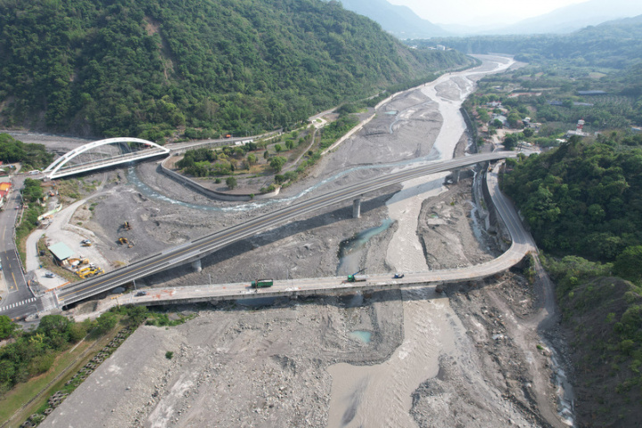 南橫公路在民國98年莫拉克風災後柔腸寸斷，近13年來先從寶來修復到桃源，再從梅山口到天池，111年4月底最後一段也最精華的天池至向陽段通車。圖為高雄六龜寶來一號橋4月初正式啟用。