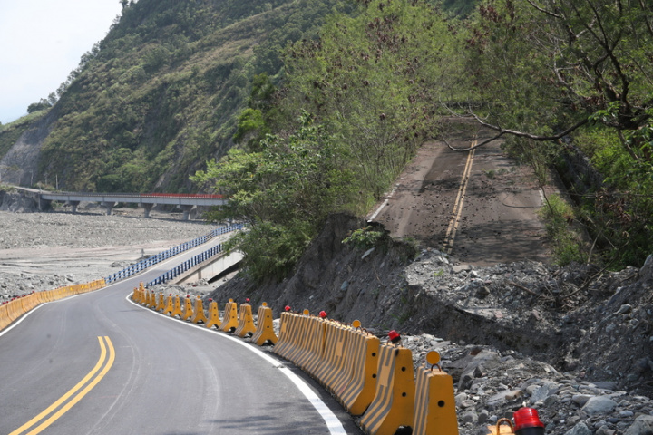 明霸克露橋是在莫拉克風災後，公路總局為了維持桃源區勤和至復興部落的重要路廊而興建，全長790公尺，為鋼結構I型梁簡易鋼橋，106年完工通車，不料110年8月豪雨沖毀明霸克露橋，當時公路總局先以維生便道（涵管便道）供民眾通行，後續架設鋼便橋在111年通車。圖為遭沖毀的舊路與新建道路。