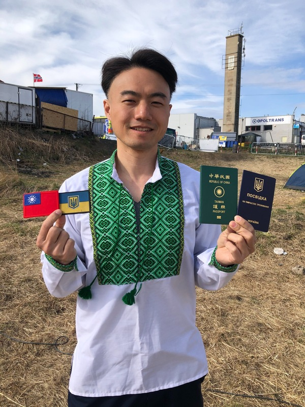 旅居烏克蘭的台灣僑胞王楠穎日前撤離到波蘭後，7日重新返回烏克蘭境內加入烏克蘭海外志願軍，盼為第二故鄉奮戰。（台灣赴波蘭參與人道救援志工王芮緹提供）