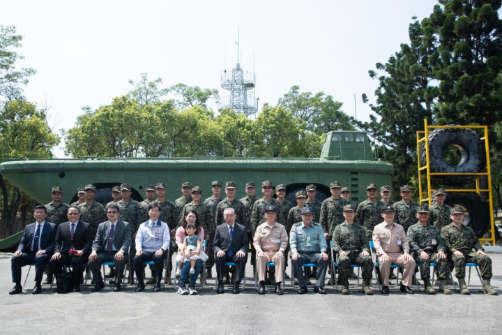 李理事長與陸戰隊官兵代表合影。