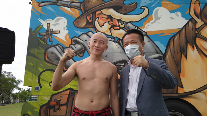 「紙風車台灣鄉村卡車藝術工程」22日晚間7時將在嘉義大林魔幻公園舉辦2022年首場演出，「即將成真火舞團」團長蔡宏毅（左）擔當主演，蔡宏毅14日說，他有很多獨一無二的表演技巧都使用到頭，所以要把頭髮理光。右為嘉義縣長翁章梁。