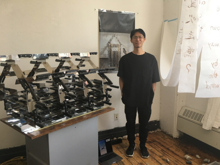 台灣藝術家吳建興赴紐約三角藝術協會駐村，參加開放工作室活動，展出從台灣帶到紐約的鋼刀裝置作品。（駐紐約台北文化中心提供）