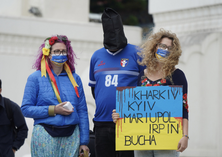 烏克蘭遭俄羅斯入侵，甚至有平民遭殺害，多名在台 烏克蘭籍民眾17日在自由廣場前舉標語，抗議俄羅斯 軍隊的暴行。