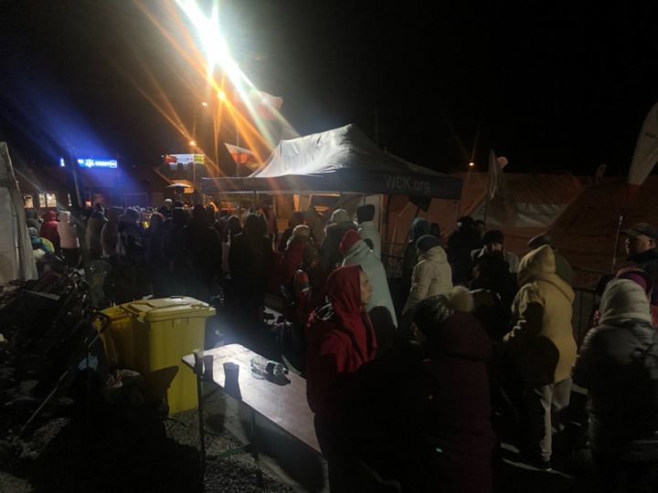 難民營愈夜愈忙碌，王芮緹經常忙到超過24小時未闔 眼。 （王芮緹提供）