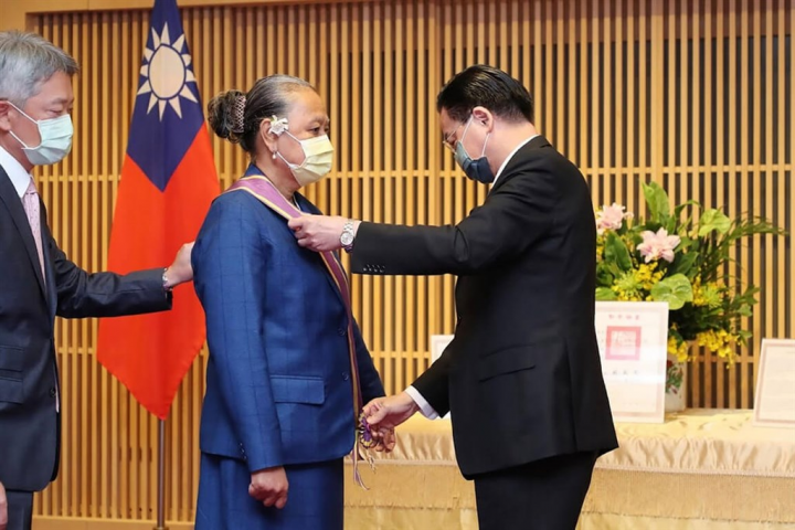 Tuvalu Ambassador to Taiwan Limasene Teatu (center) awarded the Order of Brilliant Star with Special Grand Cordon by Taiwan's Foreign Minister Joseph Wu (right) Wednesday. Photo courtesy of the Ministry of Foreign Affairs
