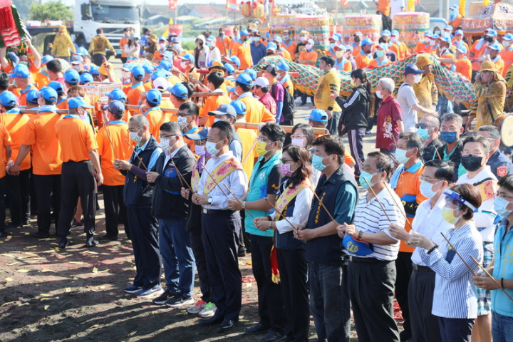嘉義縣布袋鎮新塭嘉應廟百年傳統民俗「衝水路、迎客王」活動，27日在新塭王船碼頭登場，嘉義縣長翁章梁（前排左4）率各界焚香祝禱，向神明祈求COVID-19（2019冠狀病毒疾病）疫情早日遠離。