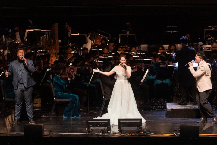 2022年是迪士尼經典動畫「阿拉丁」上映30週年，首度嘗試推出全球第一版動畫交響音樂會，靈魂角色神燈精靈，由非裔美國爵士樂歌手葛雷哥萊．弗萊契（Gregory Fletcher）（左）親自來台演出。（牛耳藝術提供）