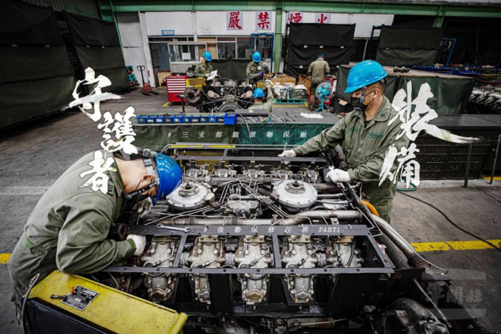 分件所技工編組依技令及作業程序，修護戰車 AVDS 引擎。（取自中華民國陸軍臉書）