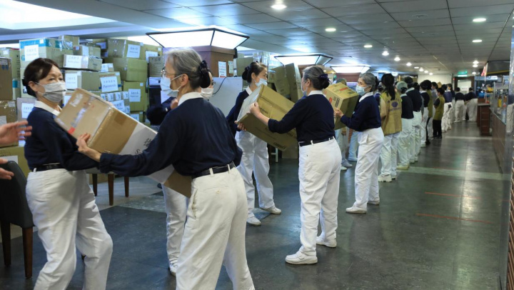 為援助烏克蘭難民，台灣外交部啟動物資捐贈作業，慈濟志工協助物資打包。