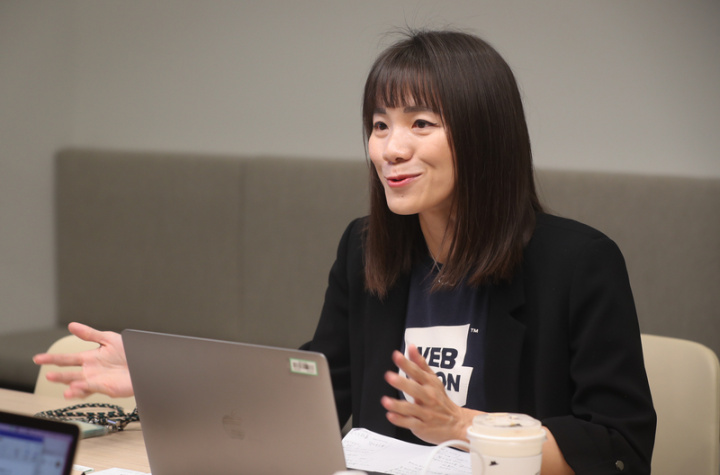 網路漫畫平台LINE WEBTOON台灣行銷總監王嘉綺表示，培養一名漫畫家出道，往往需要3個月或半年時間。素人作家要接受責任編輯的密切協助，從劇本、世界觀、角色外觀到對話邏輯，都需要跟責任編輯討論。