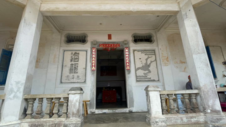 金門僑匯建築極盛期的洋樓建築代表、縣定古蹟「董允耀洋樓」修復工程13日動土，由於洋樓曾為國軍占用，在1樓大門左右兩側牆面還裝飾有海龍字樣與圖樣。