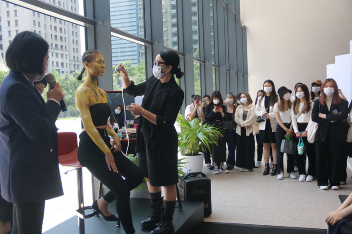 MAKE UP FOR EVER彩妝學院成立20週年全球慶活動，以台中國家歌劇院作為亞洲第一站首發，29日與弘光科技大學在台中國家歌劇院共同舉辦20週年藝術饗宴開幕儀式。