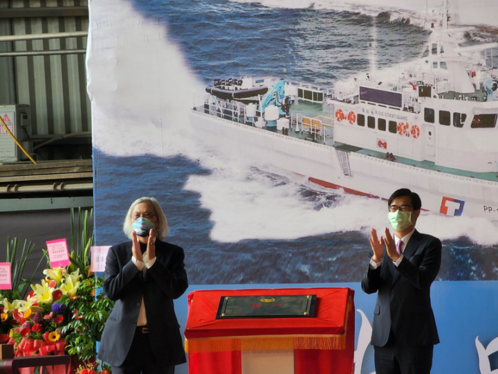 海巡署第5艘600噸級安平級巡防艦CG606，8日由高雄市長陳其邁（右）命名「八里艦」揭牌，未來將投入北部地區機動海巡隊行列。