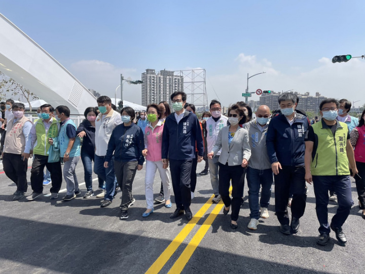 銜接高雄鳳山五甲與前鎮草衙的「海邦橋」是由當地居民集思廣益命名，取「海納百川，興邦定國」之意，15日上午正式通車，高雄市長陳其邁（前右5）與多名高雄市議員出席剪綵，並搶先試走。