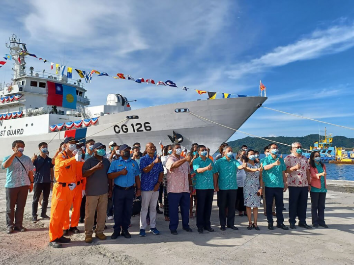 The Taiwanese delegation to the 7th Our Ocean Conference in Palau and the Pacific island nation's officials pose together in front of the Tainan (CG126) armed patrol vessel. Photo courtesy of MOFA