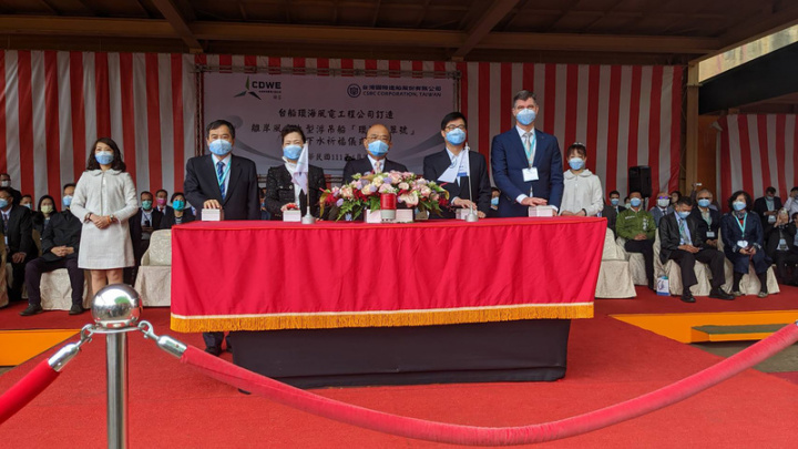 首艘國內自建、全球第二大的離岸風電大型浮吊船「環海翡翠輪」3日下水，台船董事長鄭文隆（前左起）、經濟部長王美花、行政院長蘇貞昌、高雄市長陳其邁、台船環海公司執行長Marco Kanaar等人出席見證。